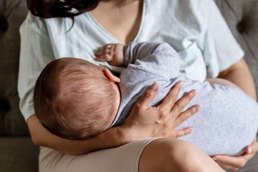 5 foods that new moms should avoid while breastfeeding.