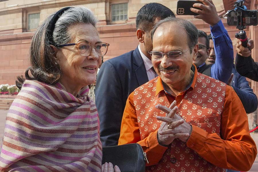 জাজ্বল্যমান: রংচঙে পোশাকে সনিয়া গান্ধীর নজর কাড়লেন অধীররঞ্জন চৌধুরী।