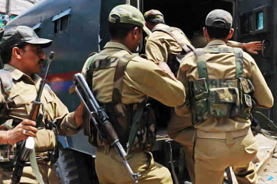 Kashmir Conman with fake identity and fake degrees who fooled women across India arrested by STF