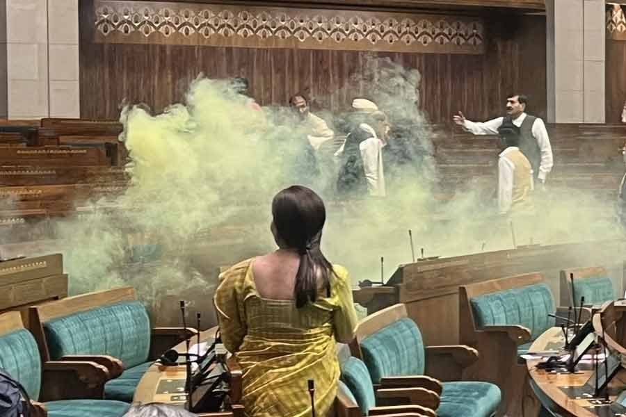 সংসদ রংবোমা নিয়ে হানার মূলচক্রী ললিত ঝা আগেই বলেছিলেন তাঁর সঙ্গীদের মোবাইল পুড়িয়ে ফেলেছিলেন তিনি। ঘটনার পর রাজস্থানে গিয়ে কাজ সম্পন্ন করেন ললিত। এ বার তা খতিয়ে দেখতে রাজস্থানে গিয়েছিল দিল্লি পুলিশ।