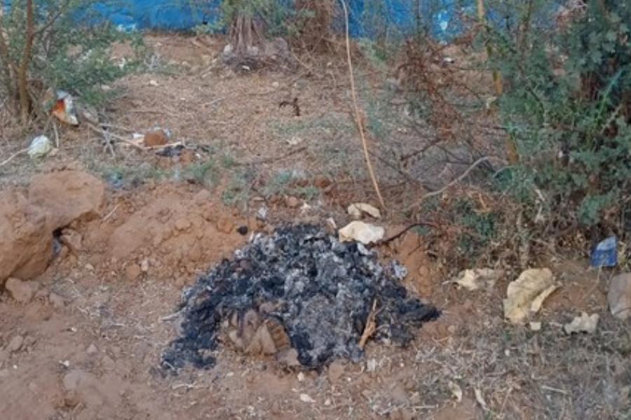 তারা জানিয়েছে, রাজস্থানে যেখানে গিয়ে ললিত গা ঢাকা দিয়েছিলেন, সেখান থেকে পাওয়া গিয়েছে পোড়া মোবাইল ফোনের অংশ। মোবাইলগুলি প্রথমে তিনি ভেঙে ফেলেন। তার পর তার অংশবিশেষে আগুন ধরিয়ে দেন। এ ছাড়া, বেশ কিছু পোড়া কাপড় এবং জুতোও পেয়েছে পুলিশ।