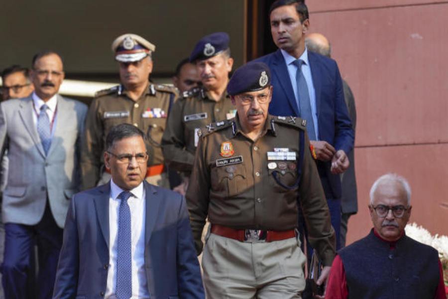 ললিত পুলিশি জেরার মুখে আগেই জানিয়েছিলেন, তিনি প্রমাণ লোপাটের জন্য তাঁর সঙ্গীদের মোবাইল ফোন পুড়িয়ে ফেলেছিলেন। রাজস্থানে গিয়ে সেই বয়ানের সত্যতা যাচাই করেছে দিল্লি পুলিশ।