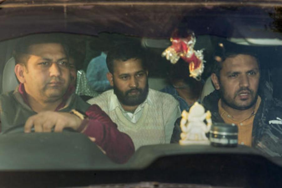 সেখান থেকে আবার দিল্লিতে ফিরে আসেন। ললিত থানায় আত্মসমর্পণ করলেও তিনি সে দিন ধরা দেননি। শনিবার মহেশকেও সাত দিনের পুলিশি হেফাজতে পাঠিয়েছে দিল্লির আদালত।