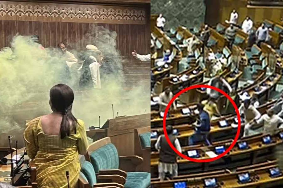 সাগর শর্মা, মনোরঞ্জন ডি নামে দুই যুবক গত বুধবার লোকসভার অধিবেশন চলাকালীন গ্যালারি থেকে চেম্বারে ঝাঁপ দেন। ‘স্মোক ক্র্যাকার’ বা রংবোমা ছিল তাঁদের কাছে। তা দিয়ে সভাকক্ষের চারদিকে ছড়িয়ে দেন হলুদ ধোঁয়া।