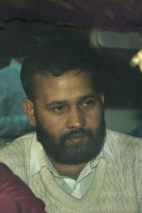 এর পর বৃহস্পতিবার সন্ধ্যায় দিল্লির থানায় গিয়ে আত্মসমর্পণ করেন ললিত। তিনিই গোটা ঘটনা পরিকল্পনা করেছিলেন বলে জানতে পেরেছে পুলিশ। ধৃতদের জিজ্ঞাসাবাদ চলছে।