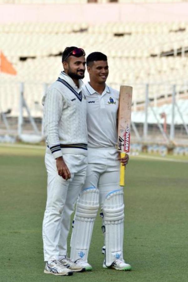 আকাশকে যিনি তুলে এনেছেন এবং দীর্ঘ দিন কাছ থেকে দেখেছেন সেই সৌরাশিস লাহিড়ী মুগ্ধ ছাত্রের কৃতিত্বে। সংবাদ সংস্থাকে তিনি বলেছেন, “আজ আকাশের সঙ্গে আমার কথা হয়েছে। ও বলল, স্যর আমি একটা ট্রেনের মতো ছিলাম। তাকে ট্র্যাকে এনেছেন আপনিই।”