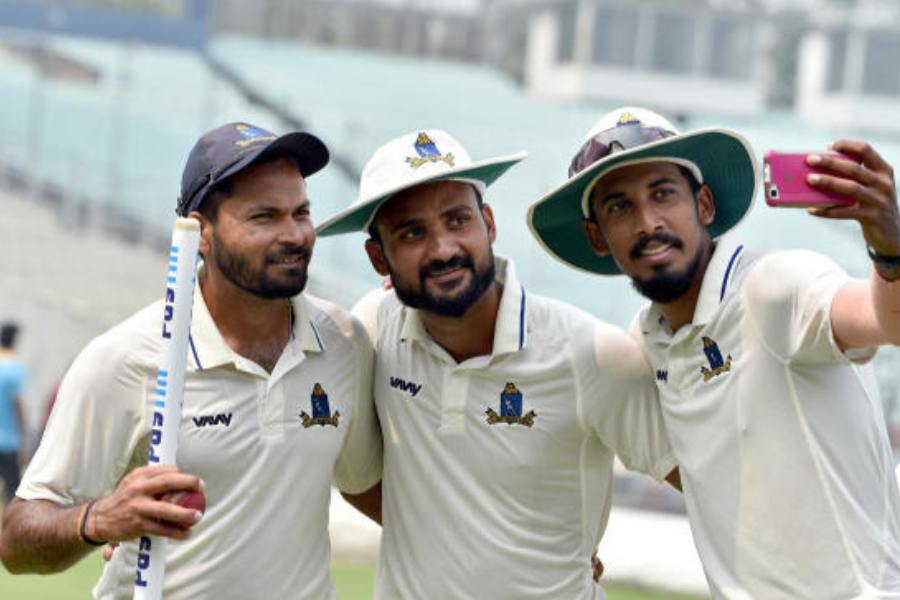 বিহারের গোপালগঞ্জ থেকে কলকাতার ময়দান ঘুরে মুকেশ কুমার এখন দাপাচ্ছেন ভারতীয় ক্রিকেটে। সেই বিহারেরই প্রত্যন্ত একটি গ্রাম থেকে উঠে আসা আকাশদীপের কাছেও এ বার সুযোগ এসে গেল ভারতীয় দলে নিজের যোগ্যতা প্রমাণ করার।