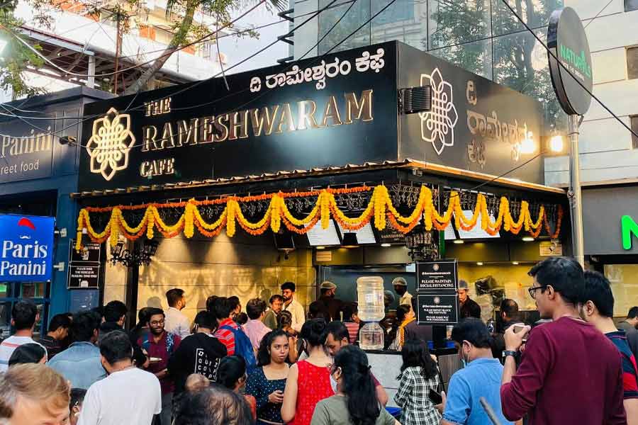 বেঙ্গালুরুর ওই রেস্তরাঁ আয়ের দিক থেকে নেটব্যবহারকারীদের নজর কেড়েছে। এই রেস্তরাঁর ঘি পোড়ি ইডলি এবং মশলা দোসা জনপ্রিয়।