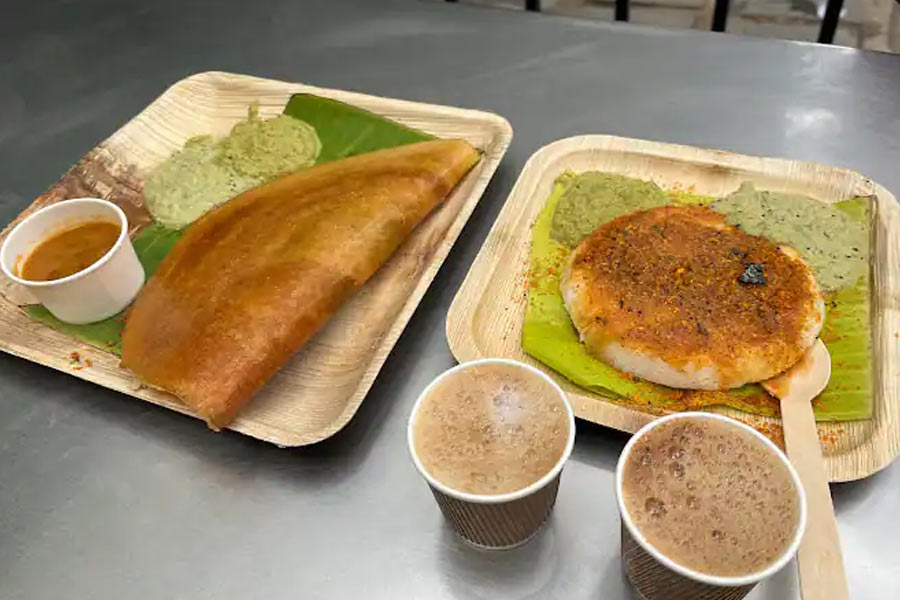 বেঙ্গালুরুর রেস্তরাঁর দুই মালিকের নাম রাঘবেন্দ্র রাও এবং দিব্যা। সংবাদ সংস্থা সূত্রে খবর, এক বন্ধুর মাধ্যমে দু’জনের আলাপ হয়।