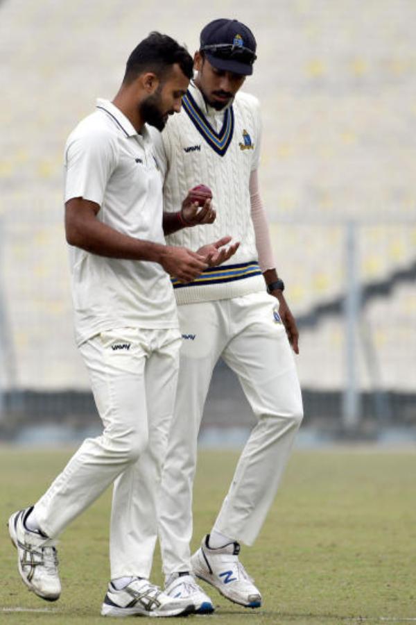 কিন্তু ক্রিকেট খেলা থেকে নজর সরেনি আকাশের। আসানসোলে এক সময় চুটিয়ে খেলেছেন টেনিস বলের ‘খেপ’ ক্রিকেট। এমনকি ঘুরে এসেছেন দুবাই থেকেও।