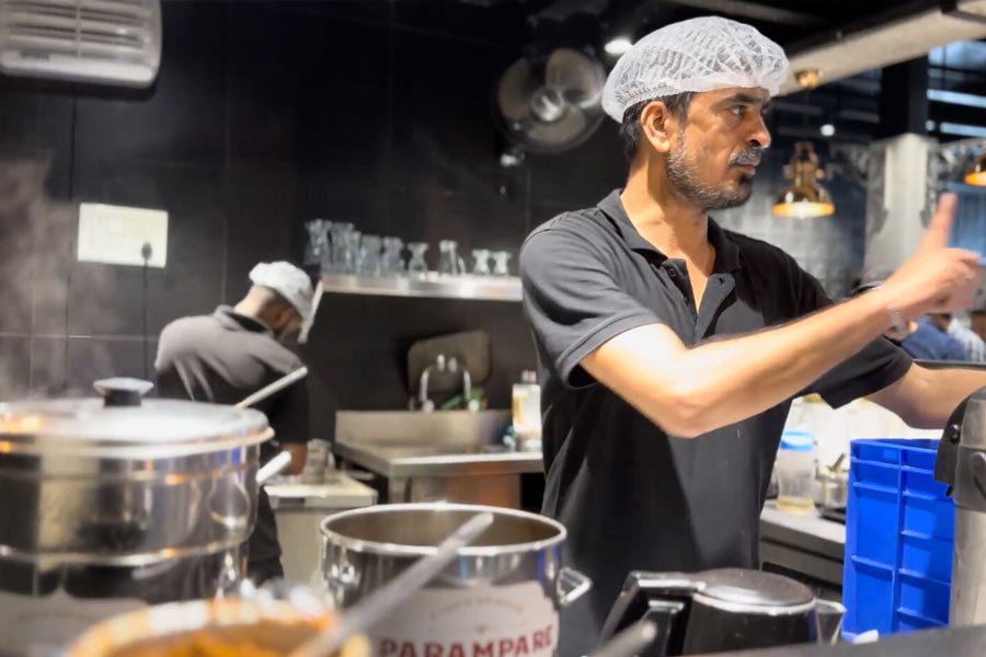 রাঘবেন্দ্র এবং দিব্যা দু’জনে মিলে একটি ঠেলাগাড়ি করে দোসা এবং ইডলি বিক্রি করা শুরু করেন। বেঙ্গালুরুর শেষাদ্রিপুরমে প্রথম ব্যবসা শুরু করেন তাঁরা।