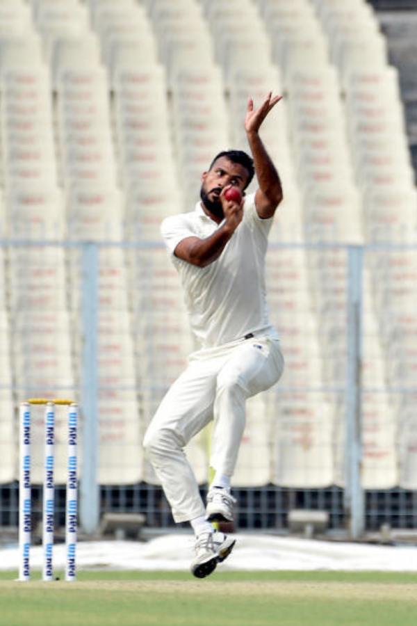 জয়দীপের সংযোজন, “সঙ্গে সঙ্গে তখনকার অনূর্ধ্ব-২৩ দলের কোচ সৌরাশিসকে ফোন করি। ও-ও আমাকে জানায় যে ছেলেটাকে দেখেছে। তখন সিএবি সভাপতি সৌরভকেও (গঙ্গোপাধ্যায়) বিষয়টা জানাই। আকাশকে ভিশন ২০২০ প্রকল্পের মধ্যে নেওয়া হয় এবং ইডেন গার্ডেন্সে সিএবি-র ডর্মিটরিতে ওর থাকার ব্যবস্থা করা হয়। তখন আকাশের কাছে থাকার কোনও জায়গা ছিল না।”