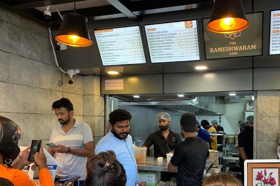 ঠেলাগাড়িতে দক্ষিণ ভারতের খাবার বিক্রি করে প্রচুর অর্থ সঞ্চয় করেন দুই বন্ধু। এর পর রেস্তরাঁ খোলার চিন্তাভাবনা করেন তাঁরা।