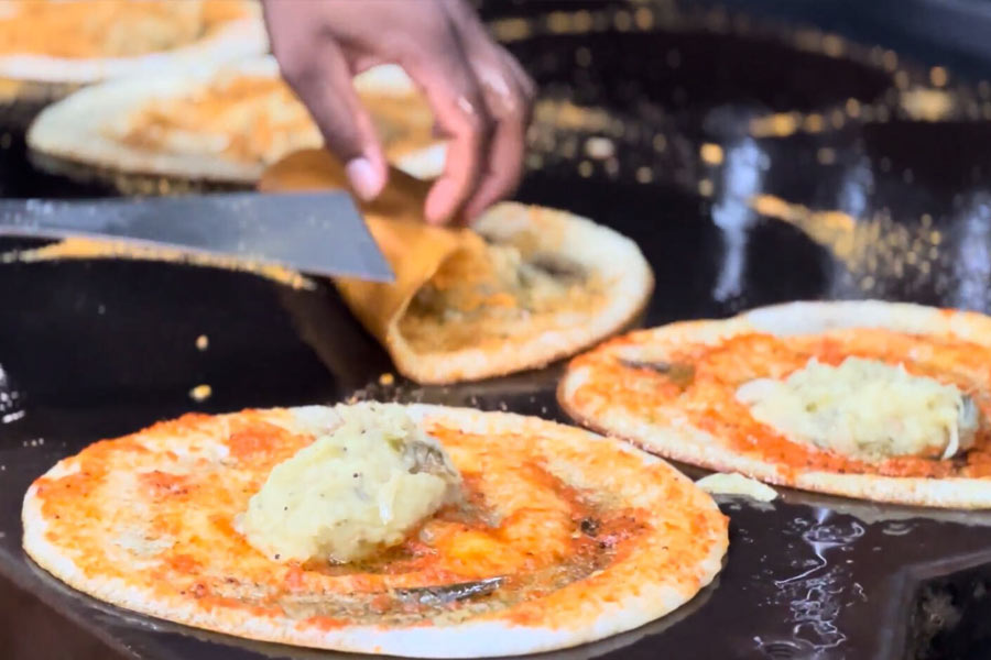 শুধু দোসা বা ইডলি বানানোর মধ্যে সীমাবদ্ধ থাকতে চান না রাঘবেন্দ্র এবং দিব্যা। স্বাস্থ্যকর নানা ধরনের খাবারও তৈরি করতে চান তাঁরা।