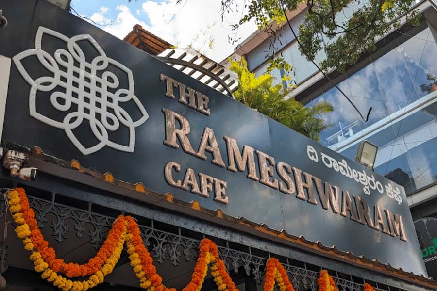 সংবাদ সংস্থা সূত্রে খবর, দু’জন মিলে একটি ঠেলাগাড়ির মাধ্যমে যে ব্যবসা শুরু করেছিলেন, বর্তমানে সেই ব্যবসায় ২০০ জনের বেশি কর্মচারী নিযুক্ত রয়েছেন।