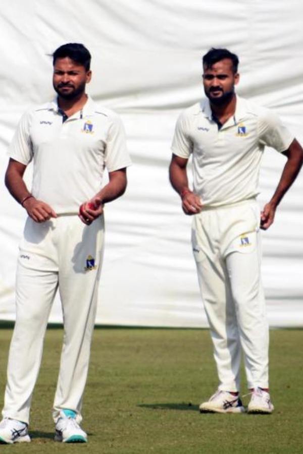 ভিশন ২০২০-তে বাংলার প্রাক্তন পেসার রণদেব বসু কাজ করেন আকাশের সঙ্গে। টেনিস থেকে চামড়ার বলে আকাশের উন্নতি খুব তাড়াতাড়ি হয়ে যায়। খুচরো বাধাও ছিল কয়েকটা। এক বার বাংলার অনূর্ধ্ব-২৩ দলের হয়ে নির্বাচিত হয়ে যাওয়ার পরে আকাশের কোমরে ব্যথা শুরু হয়। তখনও আকাশ জানতেন না কেন এই ব্যথা হচ্ছে। 