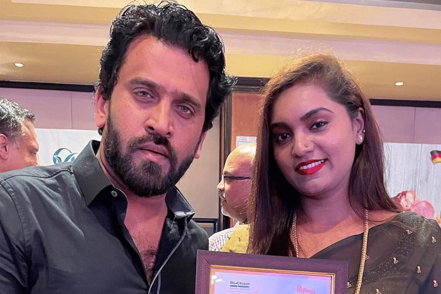 প্রতি বছরে দোসা এবং ইডলি বিক্রি করে এই রেস্তরাঁ থেকে প্রতি বছর ৫০ কোটি টাকা উপার্জন করেন রাঘবেন্দ্র এবং দিব্যা।