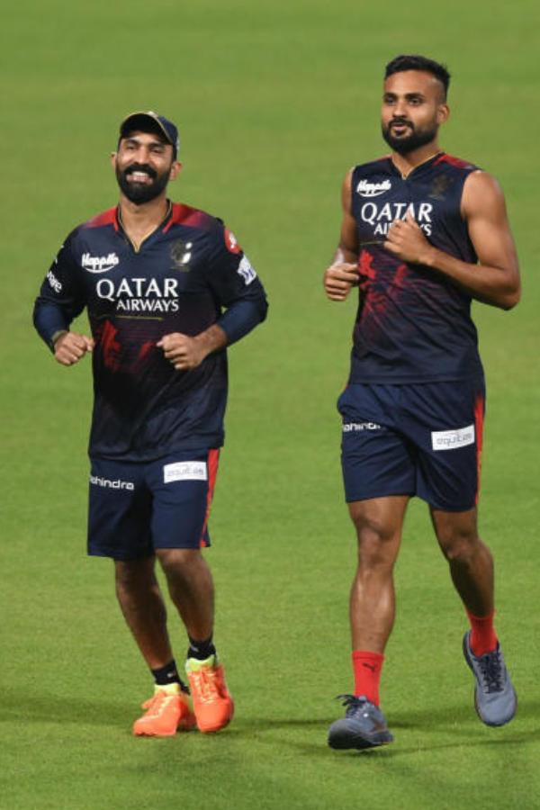 সেই প্রসঙ্গ মনে করে সৌরাশিস বলেছেন, “উনি আমাকে বলেছিলেন, কোনও ক্রিকেটারকে না দেখে কী ভাবে নির্বাচিত করা যায়। আমি জোর দিয়ে বলেছিলাম, আকাশকে আমি নিজে বল করতে দেখেছি। এখন ওর রিহ্যাব দরকার। আপনারা ওকে দলে নিন বা না নিন, অনূর্ধ্ব-২৩ দলের হয়ে ওর অভিষেক হবেই।” প্রাক্তন ছাত্রের হয়ে সেই ‘লড়াইয়ের’ কথা মনে পড়লে এখনও হাসি পায় সৌরাশিসের। 