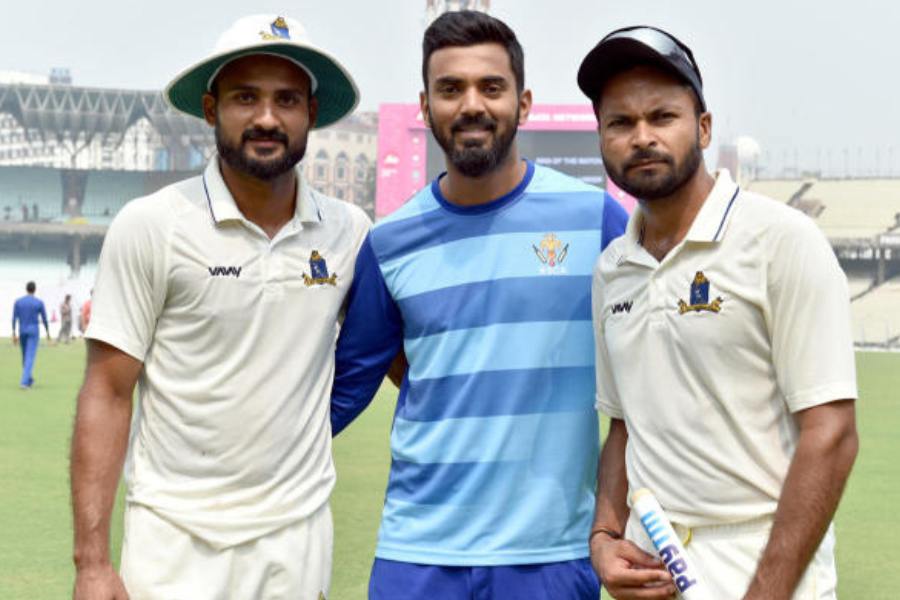 কোচেদের পূর্ণ আস্থা রয়েছে তাঁর উপর। এখন দেখার, মুকেশের মতোই আকাশও দ্রুত ভারতীয় দলে নিজের জায়গা পাকা করতে পারেন কি না।