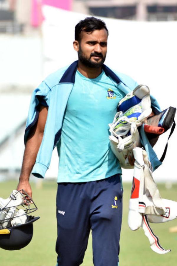 জয়দীপের মতে, ভারতের হয়ে লম্বা সময় ধরে খেলবেন আকাশ। তিনি বলেছেন, “সাই (সাইরাজ বাহুতুলে) আকাশের প্রতিভার সম্পর্কে জানে। আগে ও বাংলার কোচ ছিল। ভারতীয় দলের ফিজিয়ো কমলেশ জৈনও আকাশের সঙ্গে কাজ করেছে। ভারতীয় দলের সঙ্গে থাকলে আকাশ নিজেকে আরও বেশি উন্নত করতে পারবে। সবচেয়ে বড় কথা হল, আপনি ওকে কোনও অনুশীলন ১০ বার করতে বললে ও ২০ বার করবে। যে কোনও কোচ বা অধিনায়কের পছন্দের ক্রিকেটার হয়ে উঠতে পারে ও।”