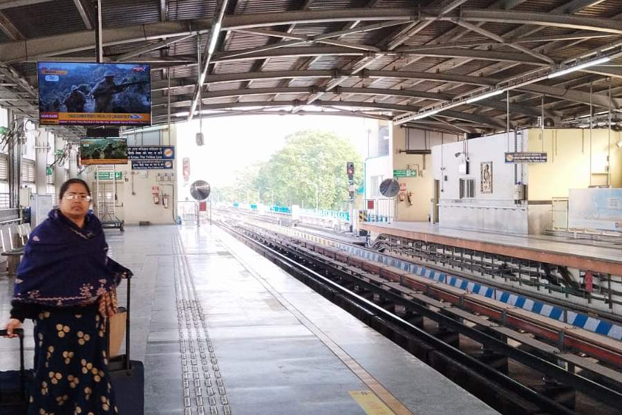 শুনশান দক্ষিণেশ্বর মেট্রো স্টেশন।