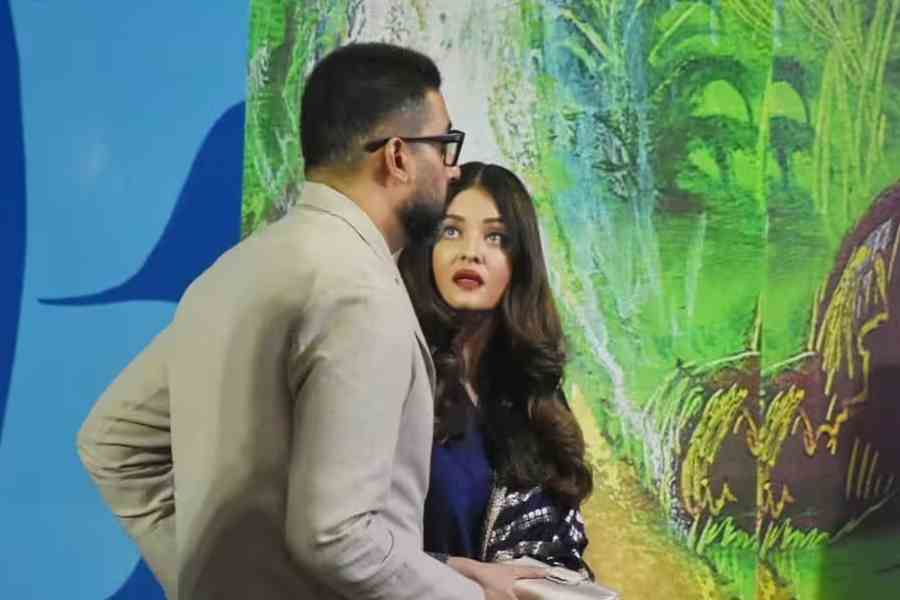 Amidst divorce rumour Aishwarya Rai Bachchan cannot take her eyes off hubby Abhishek Bachchan.