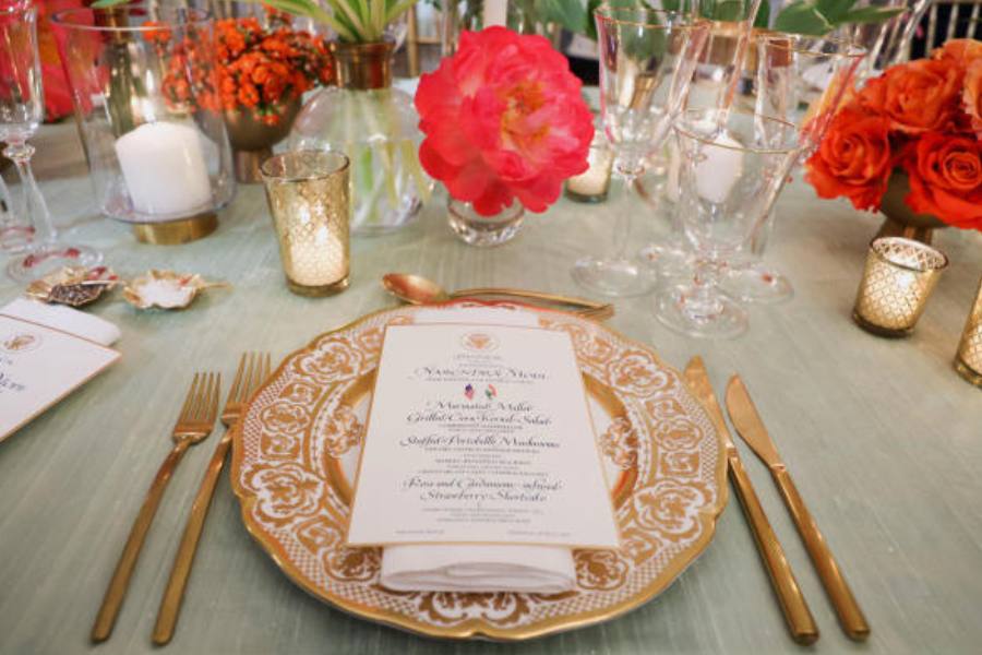 আগে থেকে ঠিক থাকলেও রেস্তরাঁয় গিয়ে হাতে মেনু পাওয়ামাত্রই কেমন যেন চোখ ধাঁধিয়ে যায়। কোনটা ছেড়ে কোনটা খাবেন, বুঝে উঠতে পারেন না। 