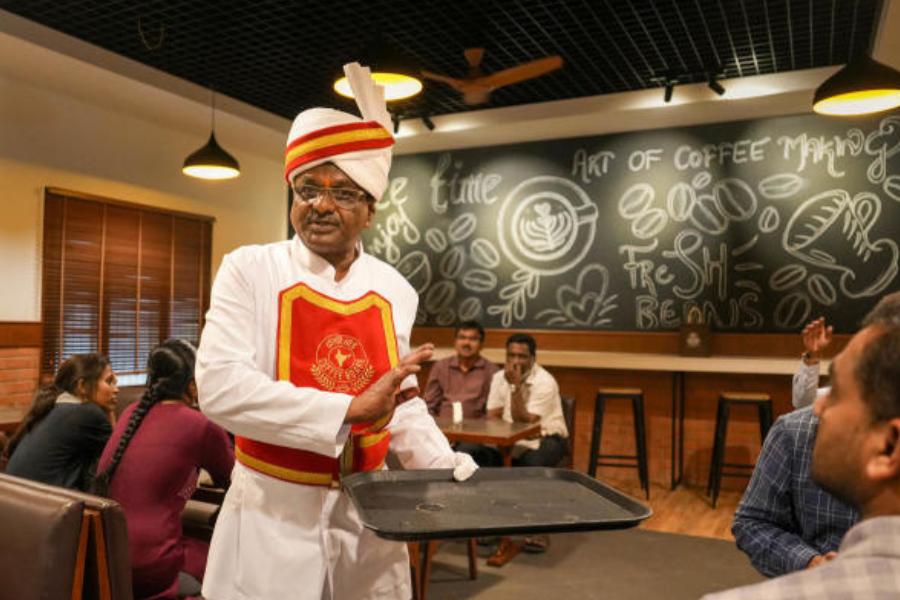 খাবার অর্ডার করার সময়ে অন্যের সাহায্য নেওয়ার প্রবণতা তাঁদের মধ্যে সবচেয়ে বেশি। আবার, কোন খাবারটি কেমন খেতে বা কার সঙ্গে কোন খাবারের জুটি ভাল জমবে, তা ঠিক করতে না পারলে রেস্তরাঁর কর্মীদের সাহায্য নিয়ে, তাঁদের পছন্দ মতো খাবার অর্ডার করেন অনেকে।