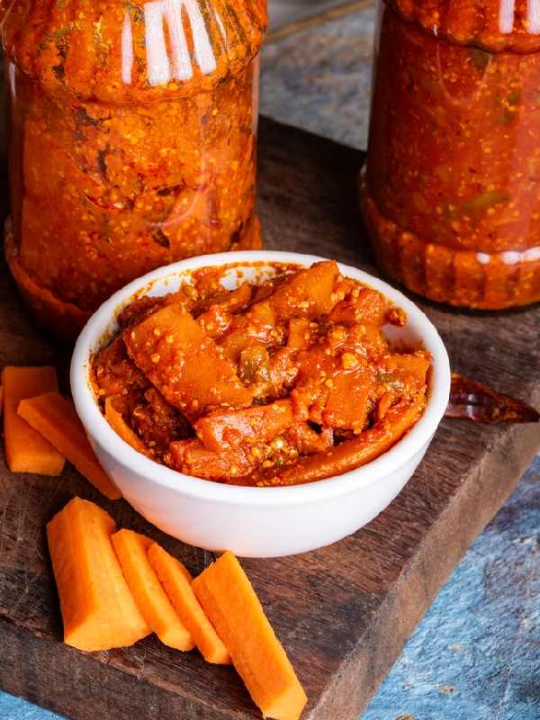 অনেকে আবার আচার দিয়ে মুড়ি মাখেন, তার স্বাদও অনবদ্য। 