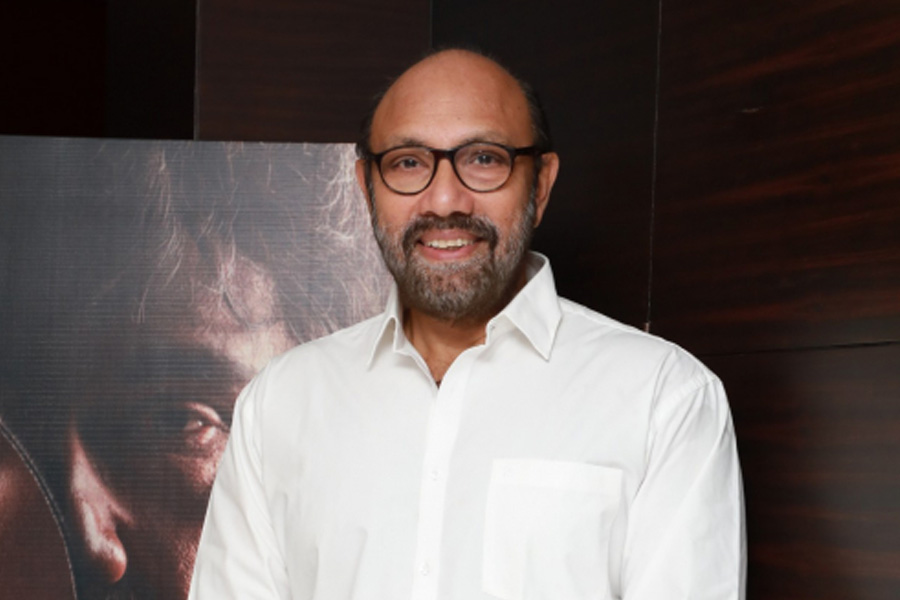 পড়াশোনা শেষ করেই স্বপ্নপূরণের জন্য কোয়ম্বত্তূরে ছেড়ে চেন্নাইয়ে চলে যান সত্যরাজ। ১৯৭৬ সালে মুক্তিপ্রাপ্ত ‘আন্নাকিলি’ ছবিটি আদতে সত্যরাজের অভিনয়ে নামার নেপথ্যকারণ।