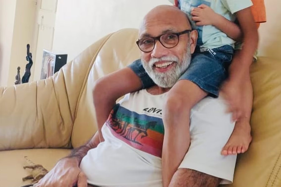 ‘আন্নাকিলি’ ছবির শুটিং চলাকালীন ঘটনাস্থলে উপস্থিত ছিলেন সত্যরাজ। সেই ছবির নায়ক শিবকুমার এবং প্রযোজক থিরুপ্পুর মানিয়ানের সঙ্গে দেখা করেন সত্যরাজ। তিনি যে অভিনয় করতে ইচ্ছুক সে কথা নায়ক এবং প্রযোজককে জানান সত্যরাজ।