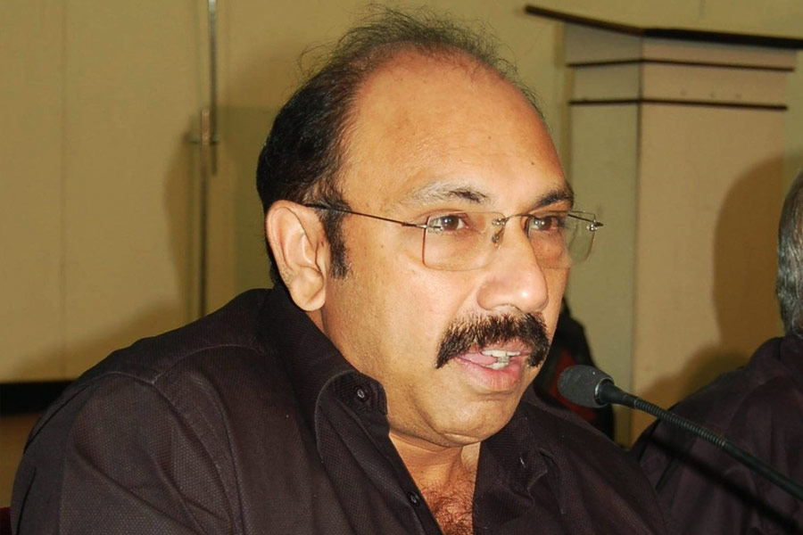 সত্যরাজের দিকে সাহায্যের হাত বাড়িয়ে দিয়েছিলেন দক্ষিণী ছবির প্রযোজক মাথামপত্তি শিবকুমার। প্রতি মাসে সত্যরাজকে হাতখরচ হিসাবে আর্থিক সহায়তা করতেন মাথামপত্তি। পরে একটি নাটকের দলের সঙ্গে যুক্ত হন সত্যরাজ।