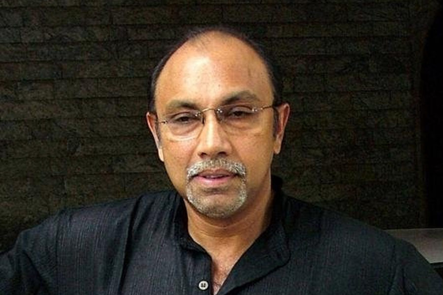 ১৯৭৮ সালে মুক্তিপ্রাপ্ত ‘সত্তম এন কাইয়িল’ ছবিতে প্রথম অভিনয় করেন সত্যরাজ। যদিও এই ছবিতে ছোটখাটো চরিত্রে অভিনয় করতে দেখা যায় তাঁকে।