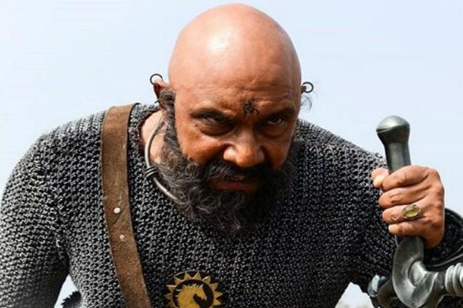 ‘বাহুবলী’ ছবির প্রথম পর্ব মুক্তির পর সারা দেশ জুড়ে একটিই প্রশ্ন সাড়া ফেলে— ‘‘কাটাপ্পা কেন বাহুবলীকে মারল?’’ ‘বাহুবলী’ ছবিতে কাটাপ্পার চরিত্রে অভিনয় করেন সত্যরাজ। এই চরিত্রই জনপ্রিয় করে তোলে অভিনেতাকে।