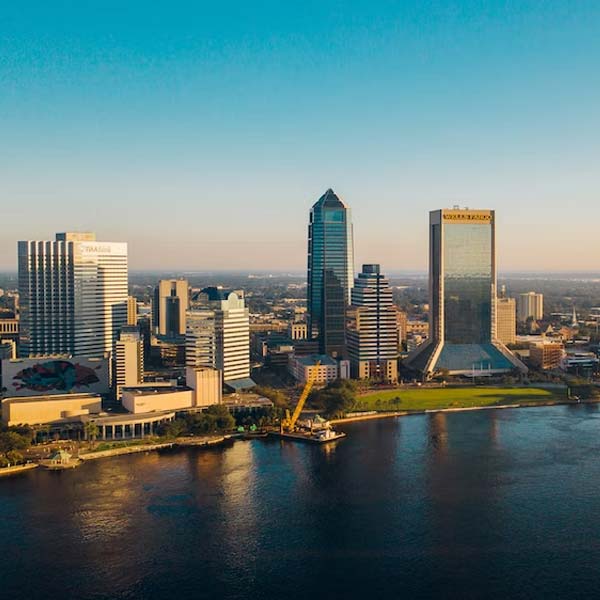 প্রাঞ্জলির যখন ১১ বছর বয়স তখন কন্যার উচ্চশিক্ষার কথা চিন্তা করে তার বাবা-মা ফ্লোরিডা চলে যান।