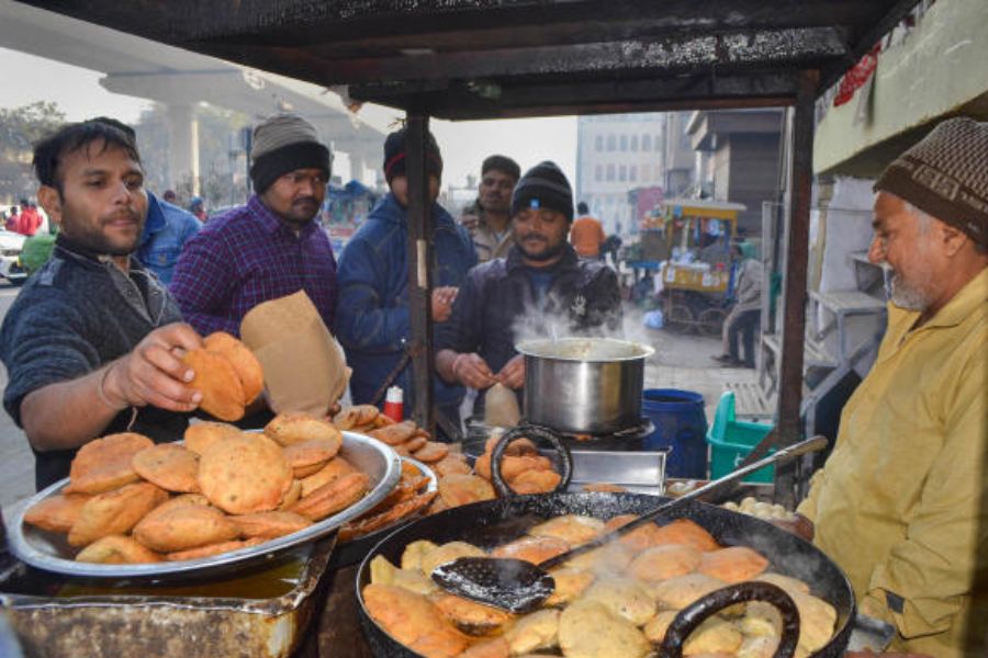 তবে আগামী কয়েক দিনে রাজ্যের কোথাও বৃষ্টির সম্ভাবনা নেই। জেলাগুলিতে শুকনো আবহাওয়াই থাকবে বলে জানিয়েছে হওয়া অফিস।