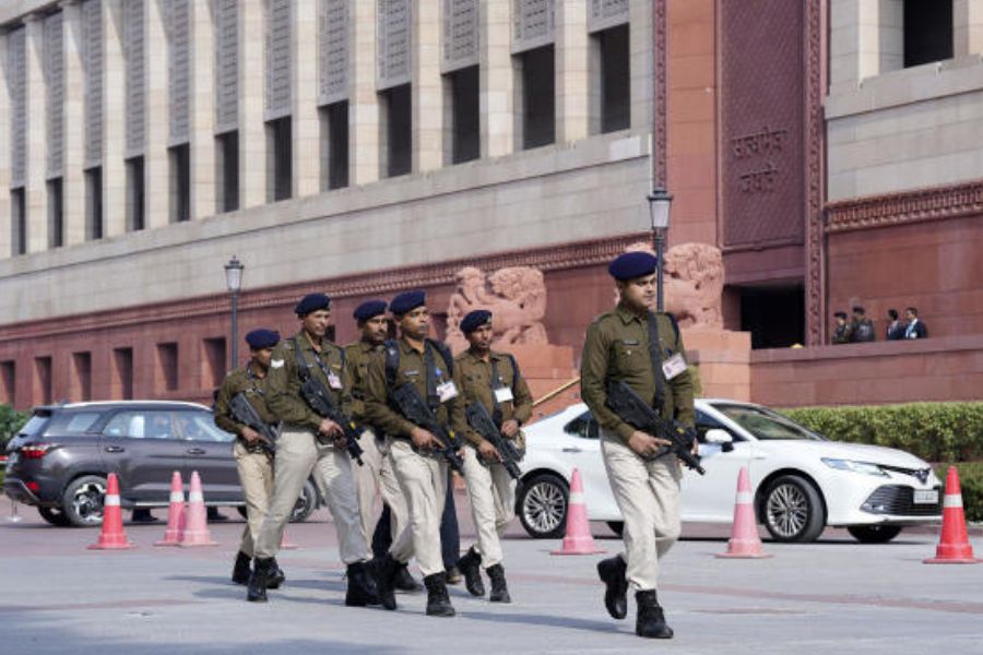 লোকসভা ভোটের মুখে দাঁড়িয়ে কেন্দ্রীয় নেতা-মন্ত্রীরা অবশ্য বারবার ভারতের দ্রুততম বৃদ্ধির অর্থনীতির দেশ হওয়ার তকমাকে প্রচারের হাতিয়ার করছেন। বলছেন, অর্থনীতির বহরের দ্রুত ৫ লক্ষ কোটি ডলার ছুঁয়ে ফেলার কথাও। 