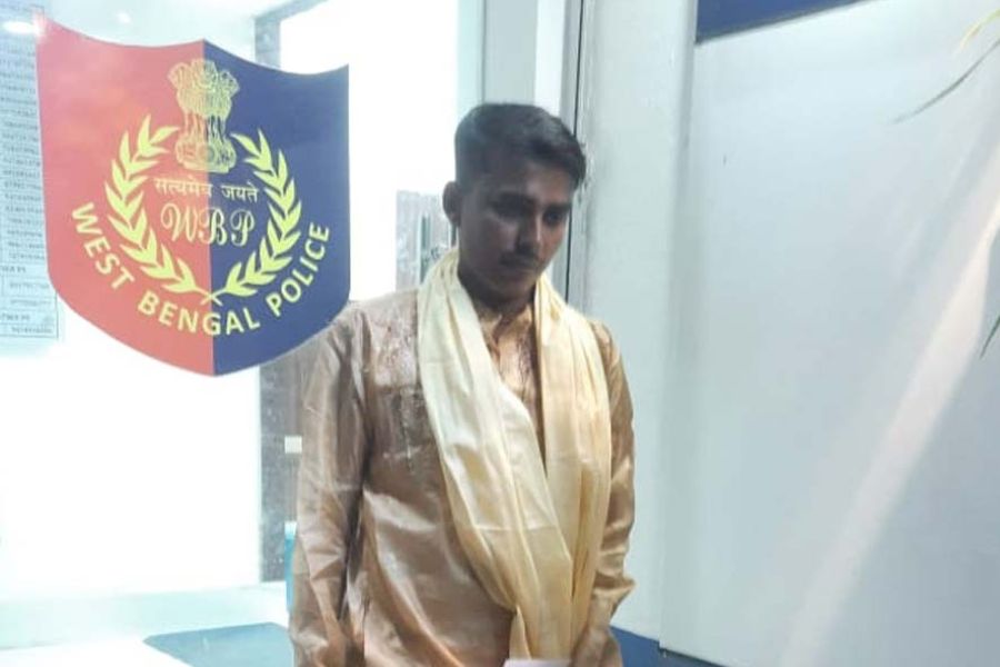 রবিবার রাতে কাটোয়ায় বিয়ে করতে গিয়েছিলেন নয়ন ঘোষ। তিনি নদিয়ায় কালীগঞ্জের বালিয়াডাঙা-ফরিদপুরের বাসিন্দা। যে তরুণীর সঙ্গে বিয়ে হওয়ার কথা, তিনি নয়নকে জানিয়েছিলেন, কাটোয়ায় এক আত্মীয়বাড়িতে তাঁদের বিয়ে হবে। 