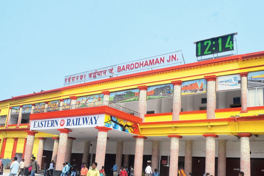 সেখান থেকে প্রেম। বর্ধমান স্টেশনে মাঝেমধ্যেই দেখা করতেন দু’জনে। সেই তরুণীর কথা মতোই রবিবার বিয়ের দিন ঠিক হয়েছিল। 