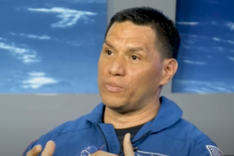 নাসার তরফে জানানো হয়েছে, ফ্র্যাঙ্ক রুবিয়ো নামের এক মহাকাশচারী মহাকাশে টোম্যাটো নিয়ে পরীক্ষা-নিরীক্ষা করছিলেন। তিনি মাটি ছাড়াই মহাকাশে উদ্ভিদের জন্ম এবং বেড়ে ওঠার বিষয়টি নিয়ে কাজ করছিলেন। 