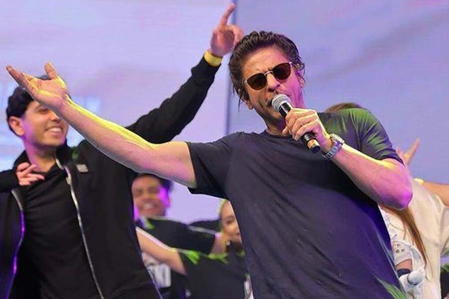Fans refuse to leave Shah Rukh Khan\\\'s hand, security comes to rescue