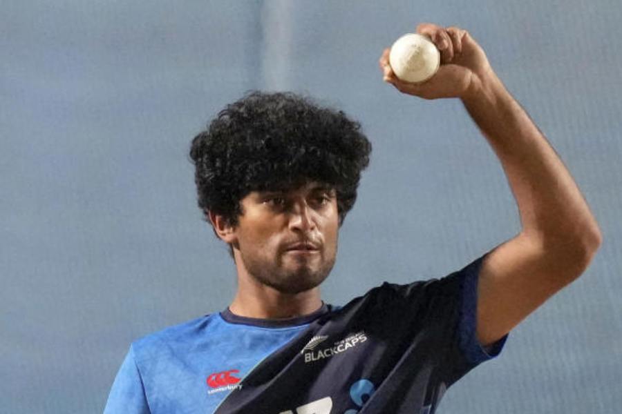 শুধু ব্যাটিং নয়, মিচেলের বাঁ হাতি স্পিন সমস্যায় ফেলতে পারে বিপক্ষ ব্যাটারদের। দলের গুরুত্বপূর্ণ অলরাউন্ডারের ভূমিকায় রবীন্দ্রকে নিতে ঝাঁপাতে পারে দলগুলি।