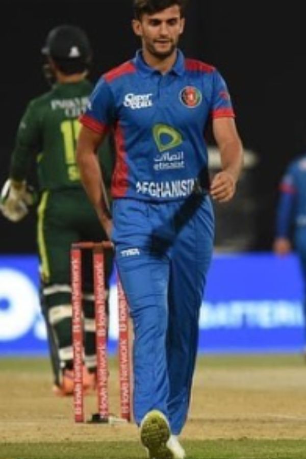 সেখানে সুযোগ পেতে পারেন ওমরজাই। বিশ্বকাপে ধারাবাহিক ভাবে ভাল খেলেছেন। হাতে বড় শট রয়েছে। পাশাপাশি বলও করেন। টি-টোয়েন্টিতে সাধারণত অলরাউন্ডারদের রমরমা থাকে। সেই তালিকাতেই পড়েন ওমরজাই।   