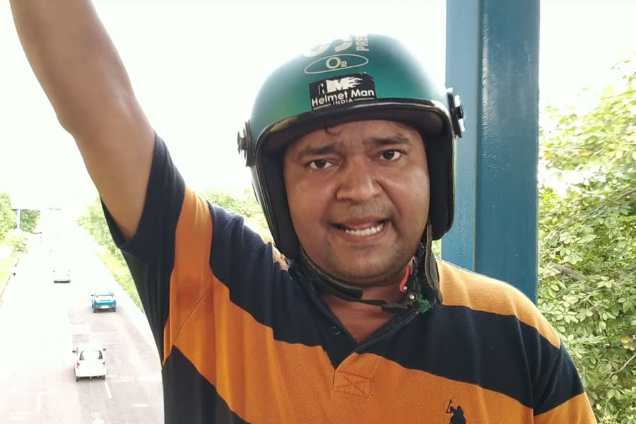 Delhi man quits job and sells house to distribute 50,000 helmets free of cost across 22 states