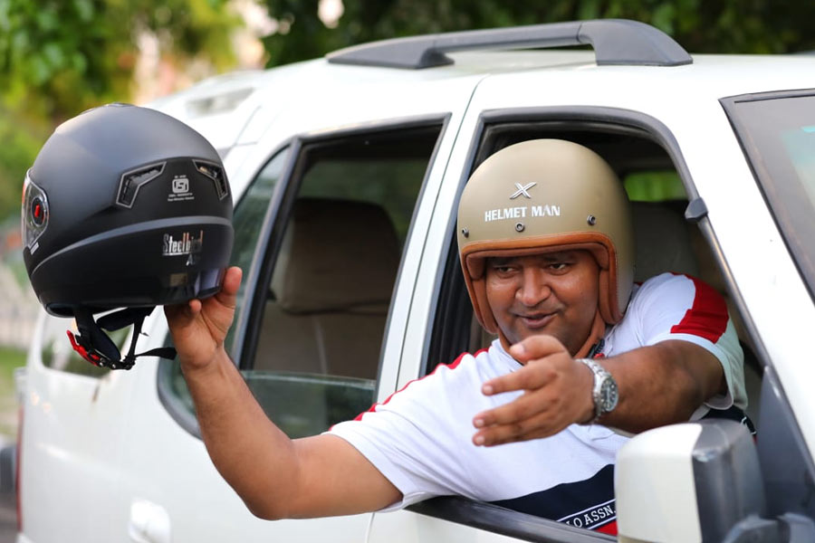 Delhi man quits job and sells house to distribute 50,000 helmets free of cost across 22 states
