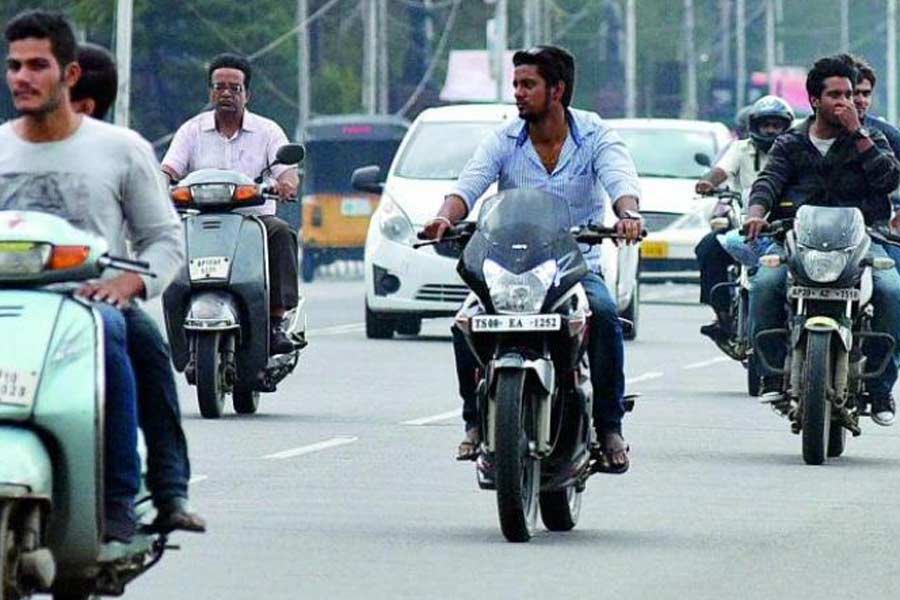 Delhi man quits job and sells house to distribute 50,000 helmets free of cost across 22 states