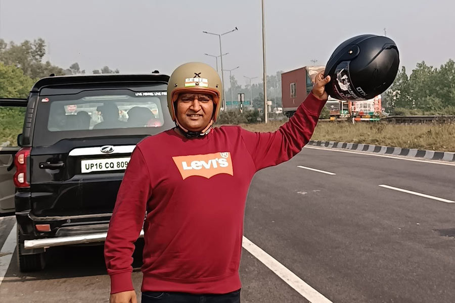 Delhi man quits job and sells house to distribute 50,000 helmets free of cost across 22 states