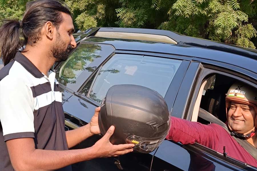 Delhi man quits job and sells house to distribute 50,000 helmets free of cost across 22 states