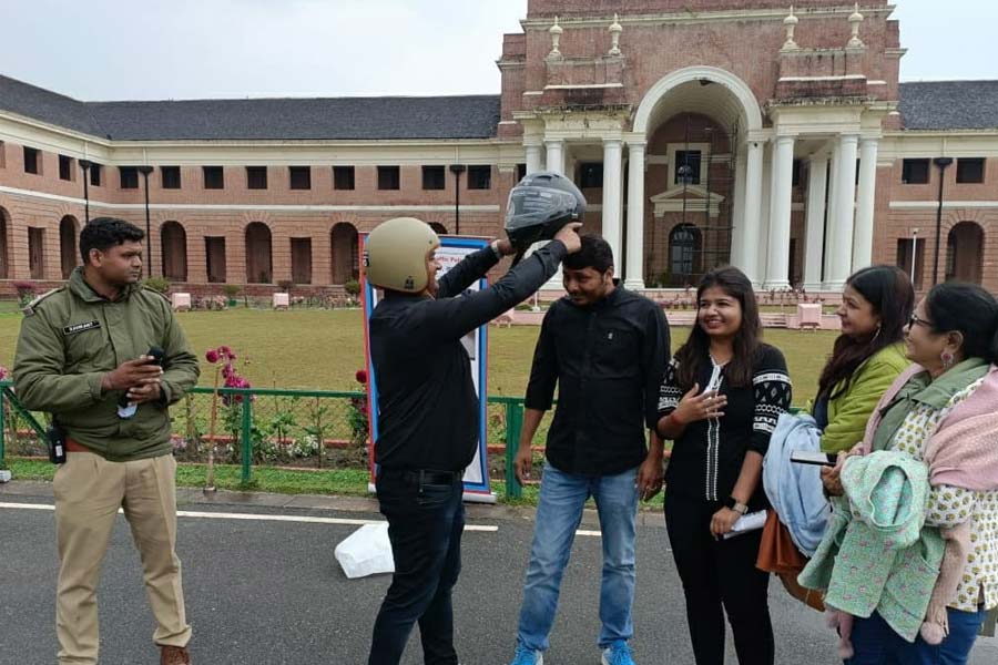 Delhi man quits job and sells house to distribute 50,000 helmets free of cost across 22 states