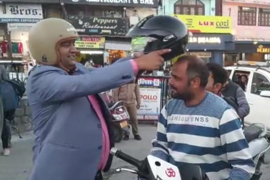 Delhi man quits job and sells house to distribute 50,000 helmets free of cost across 22 states